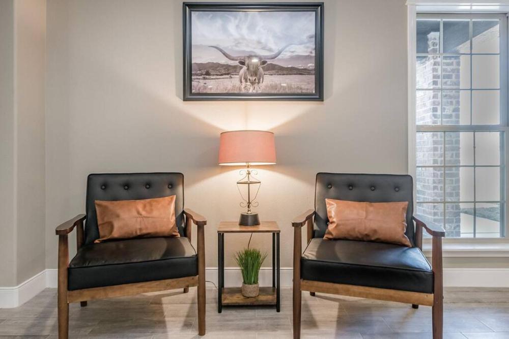 Beautifully Decorated New Home, King Bed, Washer/Dryer & Fully Stocked Kitchen